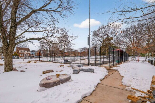 Building Photo - 1107 S Walter Reed Dr