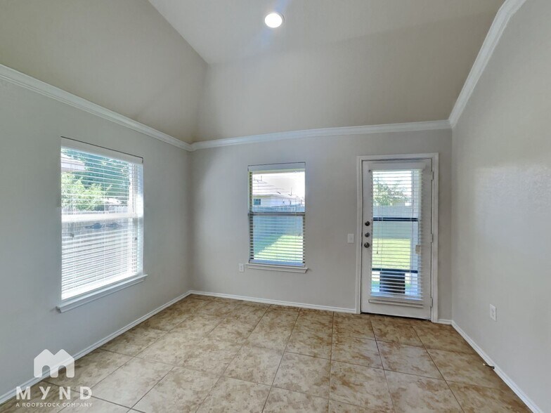 Building Photo - 5833 Zachary Scott St