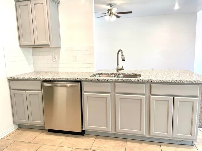 Building Photo - 914 Indian Plns Rd