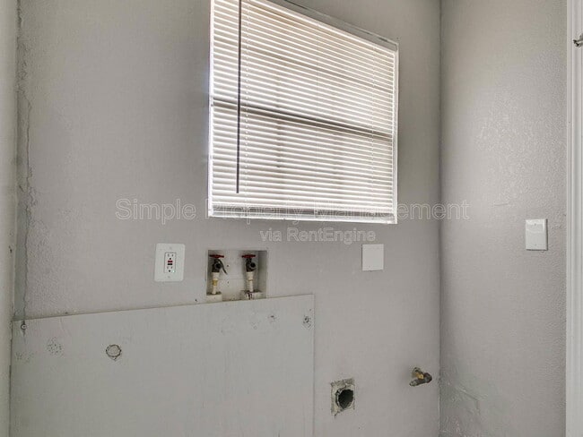 Building Photo - 3204 NE 11th St