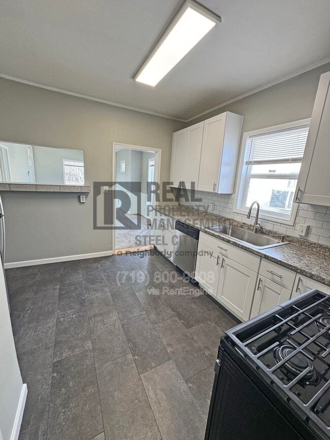 Building Photo - 1626 E Routt Ave