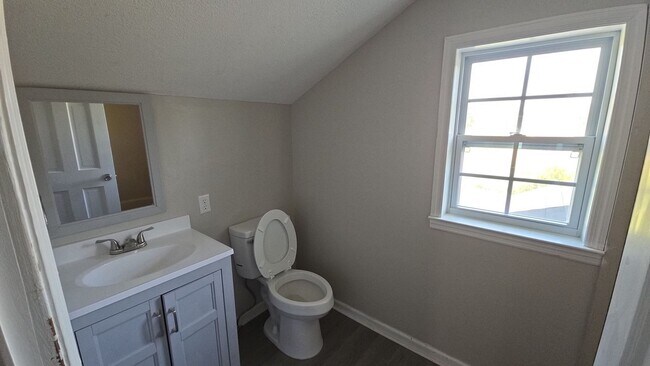 Building Photo - 985 Pineland Ave