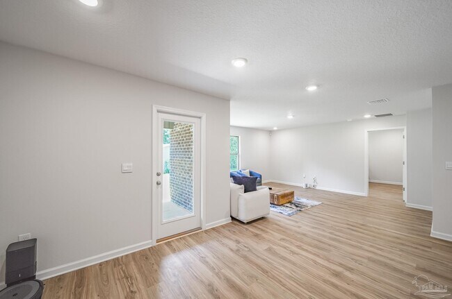 Building Photo - 6347 Burrow Ln