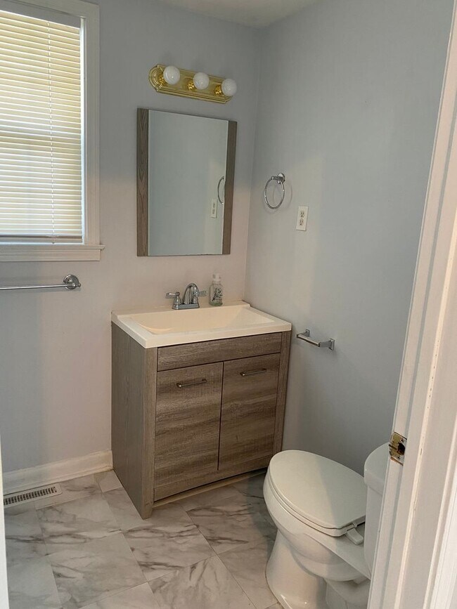 Building Photo - Cozy 2 Bed/2 Bath 1 Story Bungalow - Large...