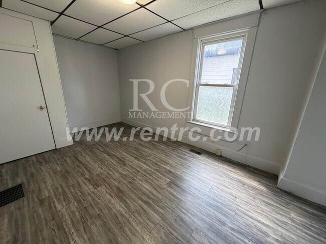 Building Photo - 1112-B Gilbert-