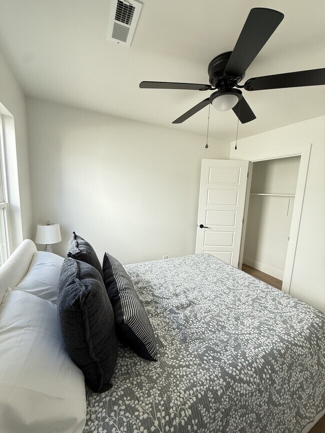 Building Photo - 1126 W Cato Springs Rd