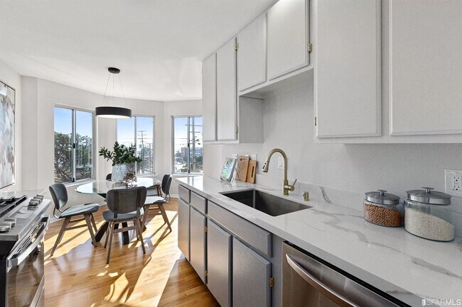 Building Photo - 999 Wisconsin St