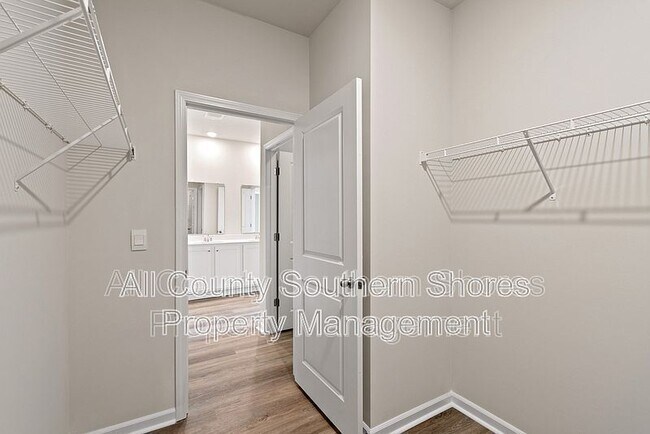 Building Photo - 215 Konik St