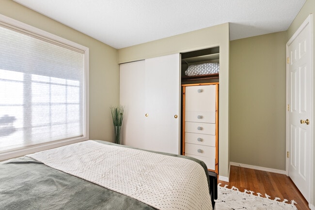 Building Photo - 5330 SW Mayfair Ct