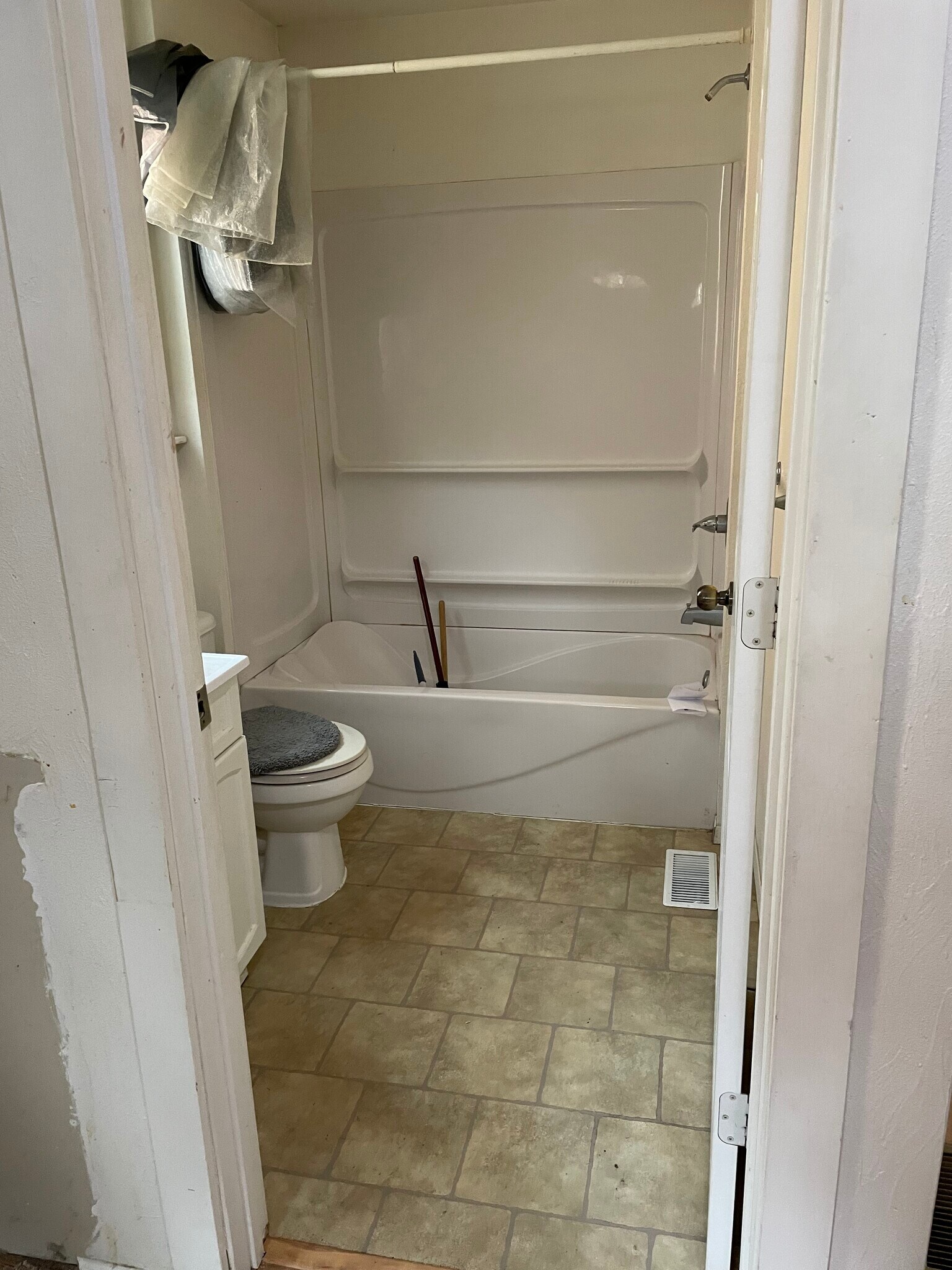 Bath - 108 Glenwood Ave