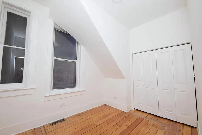 Building Photo - 1140 N Winchester Ave