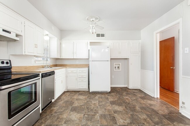 Building Photo - 3-bedroom, 2-bath home with 2-car garage in Casa View