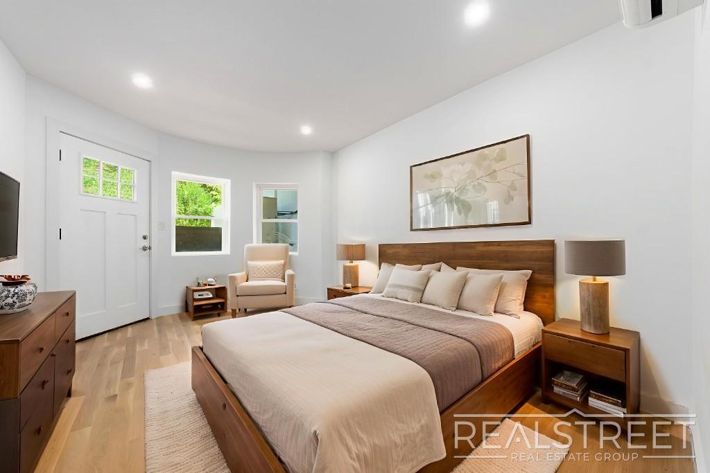 Building Photo - brand New 3 Bed 2 Bath Garden Duplex in Ri...