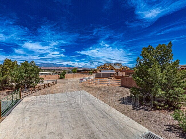 Building Photo - 2478 E Springs Dr