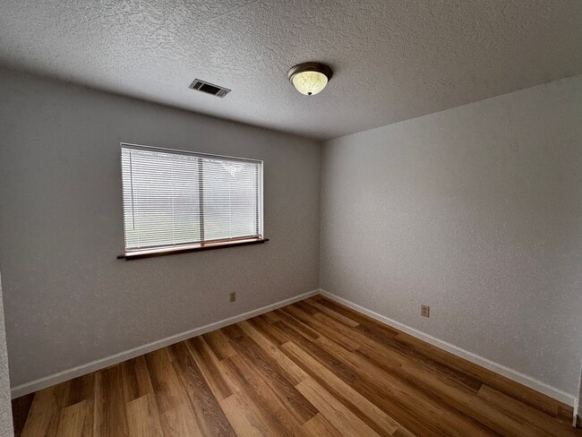 Building Photo - Charming 3 Bedroom 2 Bath home located in Humboldt Hill!