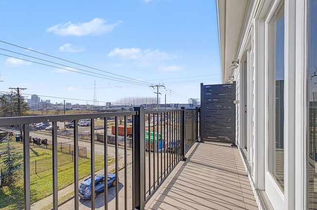 Building Photo - Modern Living in Downtown Nashville!