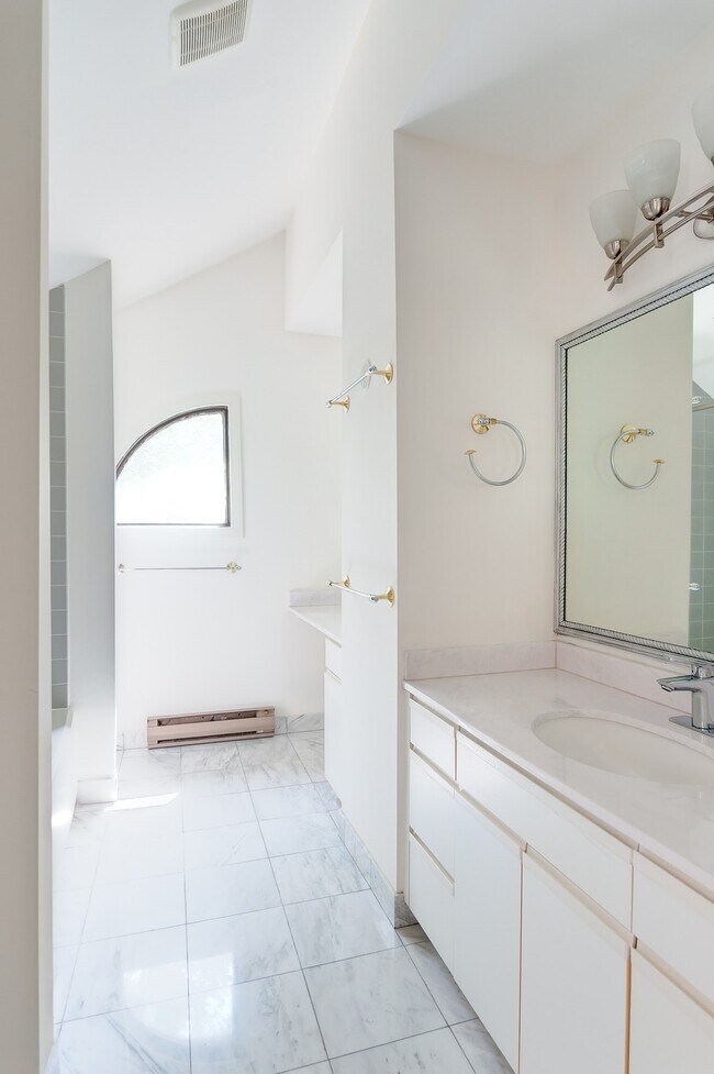 Building Photo - 475 Arsenal St