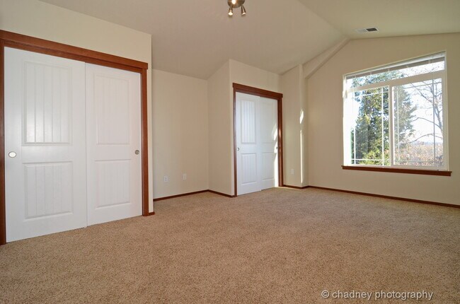 Building Photo - Beautiful Townhome! Flawless Location!