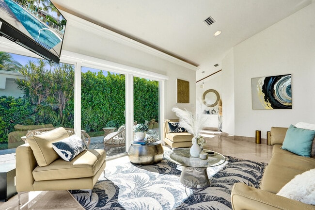 Building Photo - 1212 Hillsboro Mile