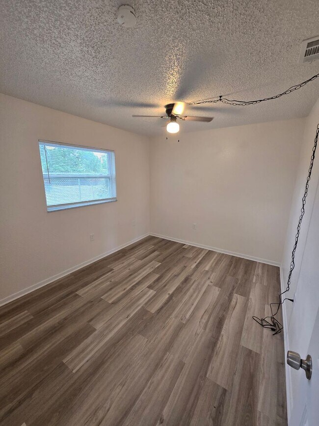 Building Photo - 2 BEDROOM, 1 BATH APARTMENT HOME - PINELLAS PARK