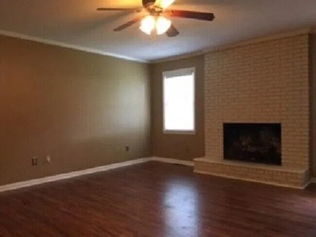 Building Photo - 3 Bedroom 2 Bathroom House