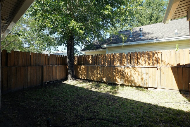Building Photo - 243 Parkwood Cir