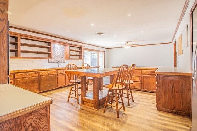 Building Photo - Spacious & Updated 4/2