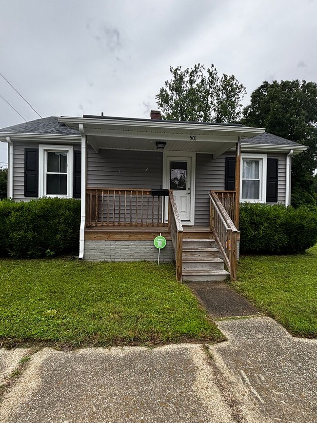 Building Photo - 2 Bedroom 1 Bathroom Single family Ranch l...