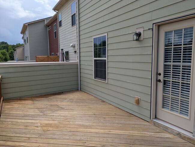 Building Photo - Move-in ready, Townhome Located in the Cit...