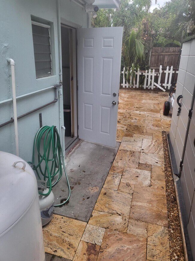 Building Photo - 381 SE 20th Ave