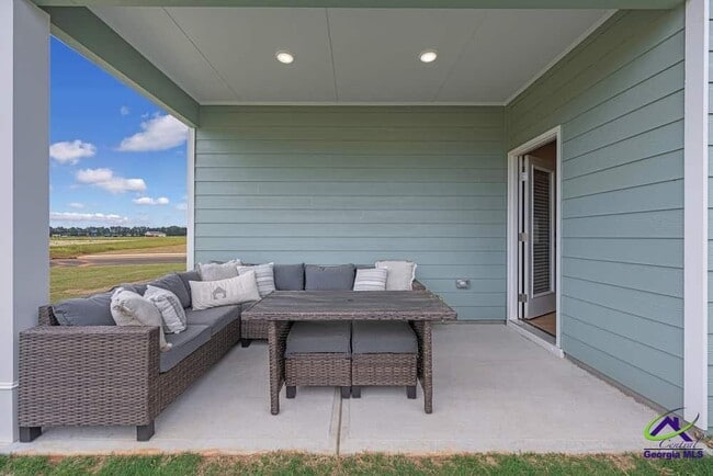Building Photo - 827 Trenton Dr