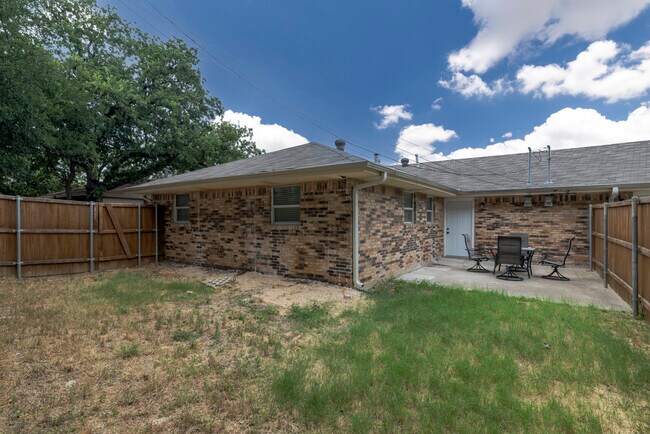 Building Photo - 1704 Kynette Dr