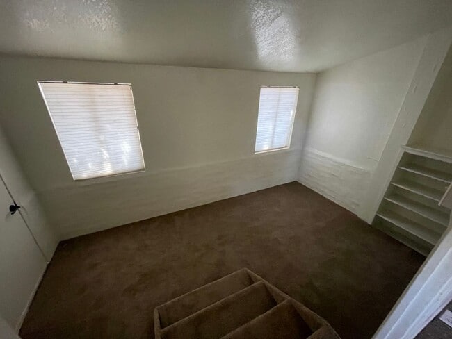 Building Photo - Cute 3 Bedroom