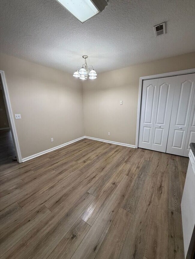 Building Photo - Halls Single Family Home in Cul-de-sac!