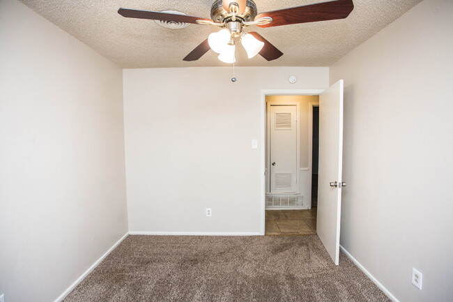 Building Photo - Beautiful 3/2 with a Bonus Room!
