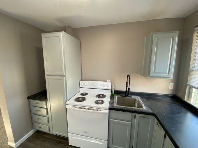 Building Photo - 942 N Schuyler Ave