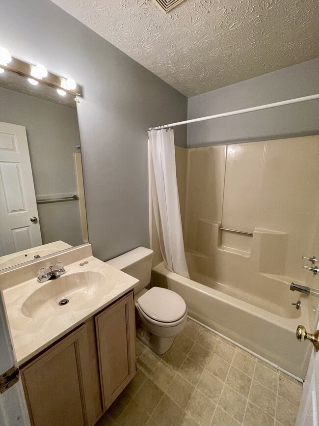Building Photo - 805 Upland Dr