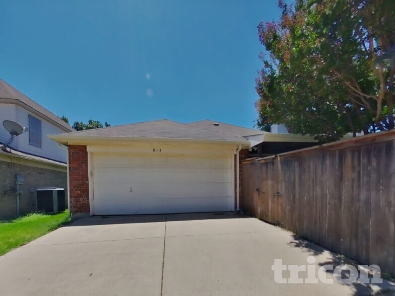 Building Photo - 834 San Jacinto Dr