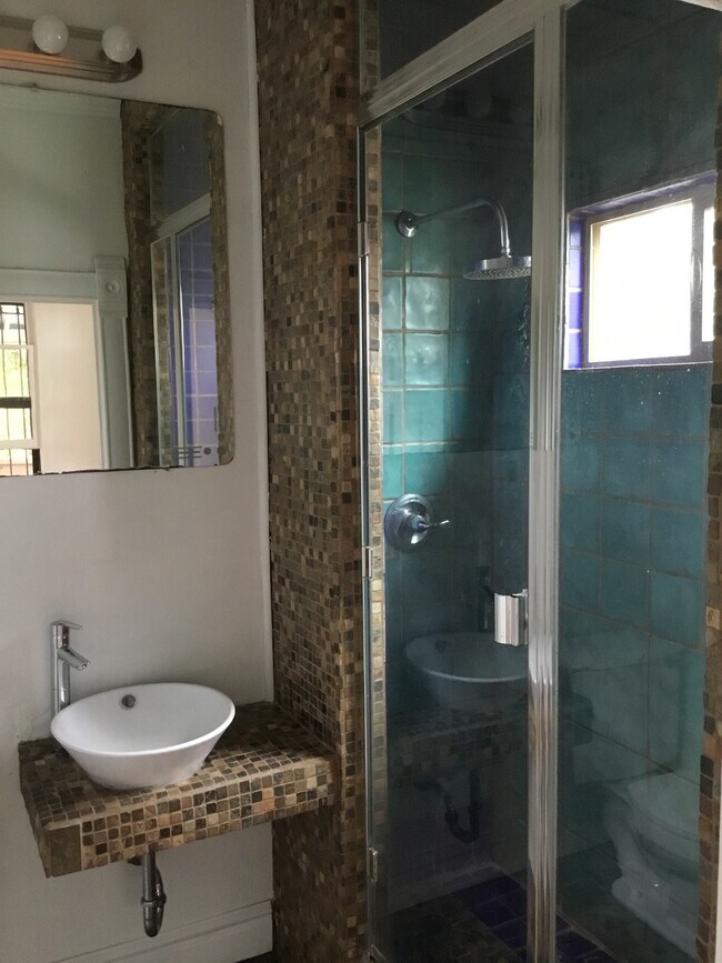 Building Photo - 831 S Cascade Ave