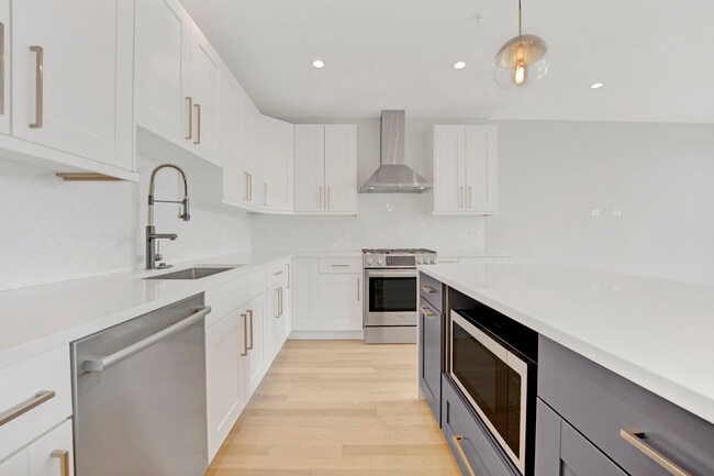 Building Photo - 2221 W Lawrence Ave