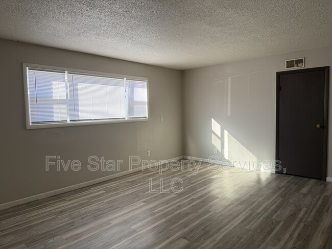 Building Photo - 205 W Allen St