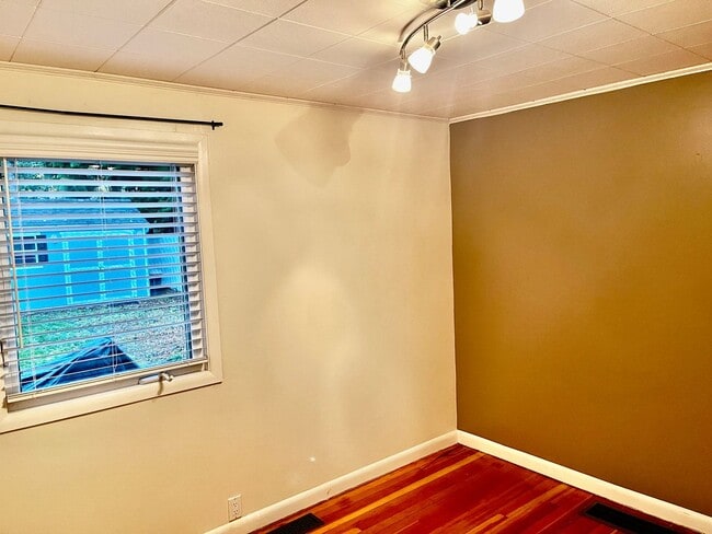 Building Photo - Welcome Home to Comfort and Charm in Blain...