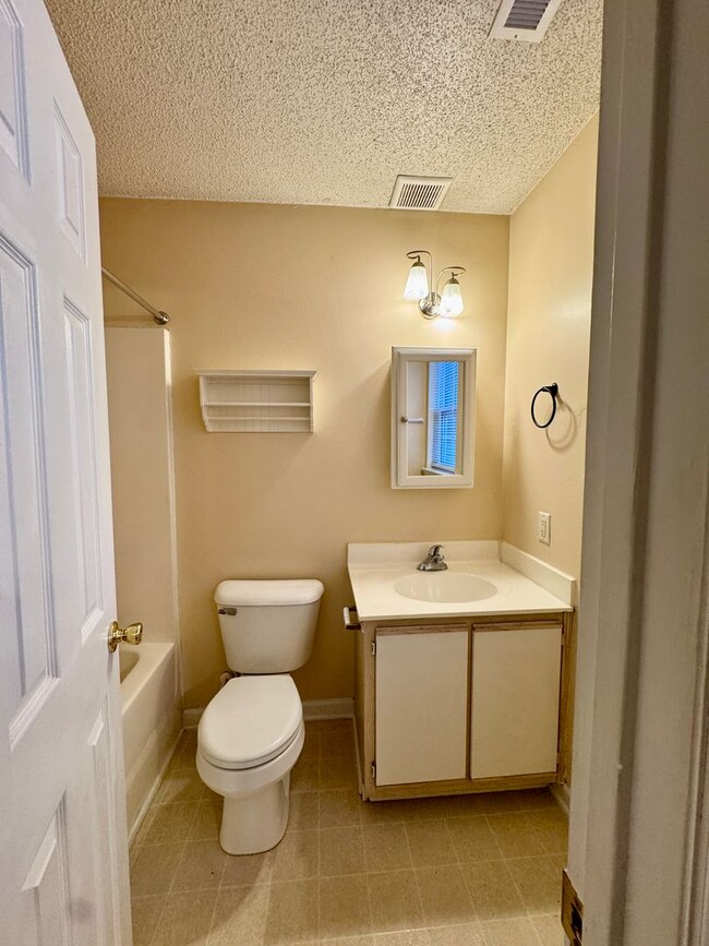 Building Photo - Adorable Duplex- End Unit on Cul-de-Sac