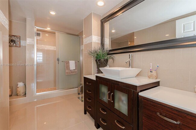 Building Photo - 1833 S Ocean Dr