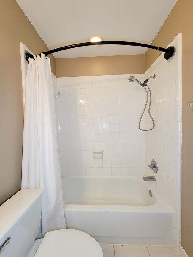 Building Photo - Great opportunity to lease a wonderful town home in the Montrose /Midtown location and within eas...