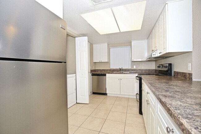 Building Photo - Beautiful 2/2 Condo with Full Lawn Care Included Located in Hawthorne Village – Orlando!