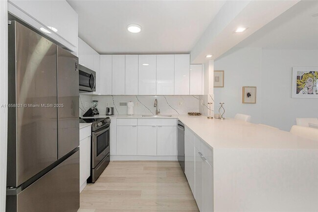 Building Photo - 2301 Collins Ave