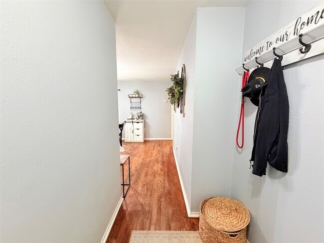 Building Photo - 14790 Cypress Dr