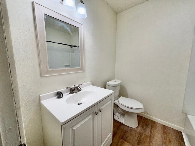 Building Photo - Pre-leasing for February - Updated 3 Bedroom 2 Bathroom Home