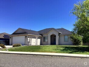 Building Photo - Beautiful West Richland Home with RV Parking!
